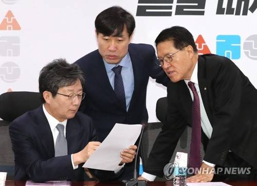 자료 살피는 하태경-유승민-정운천 (서울=연합뉴스) 하사헌 기자 = 새로운보수당 하태경 책임대표(가운데)와 유승민 보수재건위원장, 정운천 정책위의장이 7일 오전 서울 여의도 국회 의원회관에서 열린 당 대표단 회의에 참석해 자료를 살피고 있다. toadboy@yna.co.kr