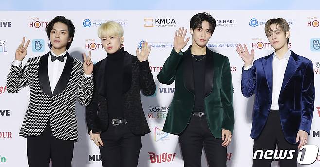 엔플라잉이 8일 오후 서울 송파구 올림픽로 잠실실내체육관에서 열린 제9회 가온차트 뮤직어워즈 포토콜 행사에 참석해 포즈를 취하고 있다. 2020.1.8/뉴스1 © News1 김진환 기자