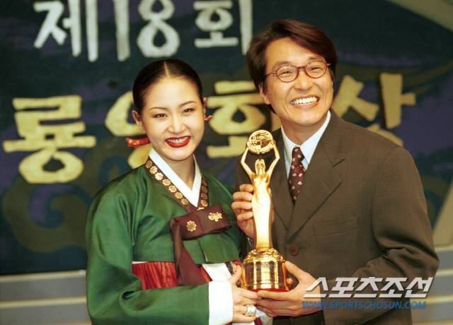 1997년 제18회 청룡영화제 남녀주연상을 받은 배우 신은경과 한석규