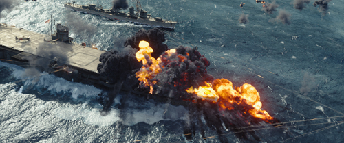 영화 ‘미드웨이’에서 미군의 공습으로 일본 해군 항공모함이 폭파되는 장면. 1942년 6월4일 시작된 이 해전에서 미국이 승리를 거두며 태평양전쟁의 전세, 역사의 물줄기가 바뀌었다. 누리픽쳐스 제공