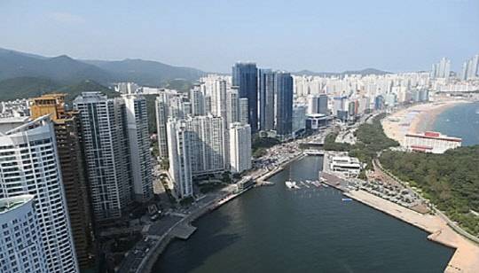 정부의 부동산 정책이 또다시 빗나가면서 실패 수순을 밟고 있다. 지난해 11월 조정대상지역에서 해제된 부산 수영구 남천동의 삼익비치타운의 실거래가가 2달 사이 무려 5억원 가까이 오르면서 부산이 또다시 '부동산 투기장'이 됐다는 비판이 나온다. 사진은 부산의 아파트단지 모습. 



연합뉴스