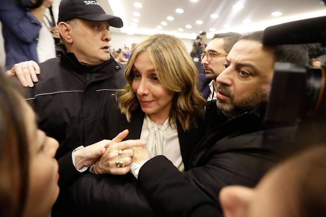 이날 곤 전 회장의 부인 캐럴 곤도 기자회견에 참석했다. [로이터=연합뉴스]