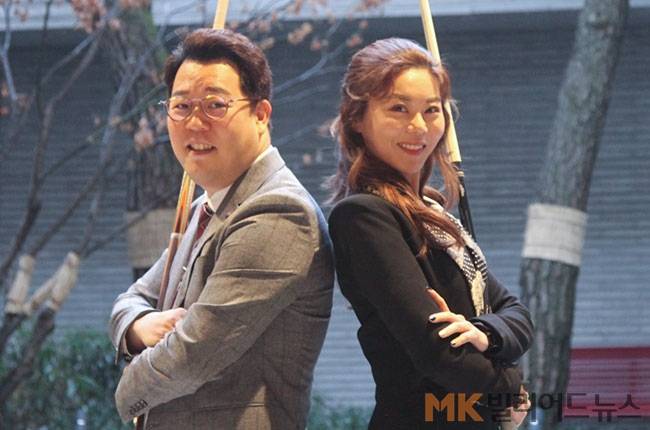 “대기업 후원, 경기장 분위기, ‘프로’ 호칭 등 이런건 처음이죠… 진정한 프로당구선수로서 존중받는다는 느낌이 들어요.” PBA투어6차투어 우승 후 눈코 뜰새 없이 바쁜 일정을 보내는 강동궁과 김가영의 동반인터뷰 시간을 마련했다. 서울 논현동 넥스트엔터테인먼트월드(NEW) 본사에서 진행된 인터뷰에서 정장 차림을 한 강동궁과 김가영이 등을 맞대고 포즈를 취하고 있다.