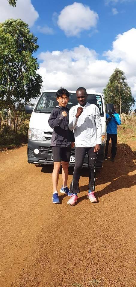 오주한이 지난 7일 전지훈련지인 케냐 엘도렛의 캅타갓에서 청양군청 동료 민진홍과 함께 포즈를 취하고 있다. 캅타갓은 해발 2000m 고지로 세계기록 보유자 엘리우드 킵초게(35) 등도 훈련캠프로 이용하고 있다. 오창석 교수 제공