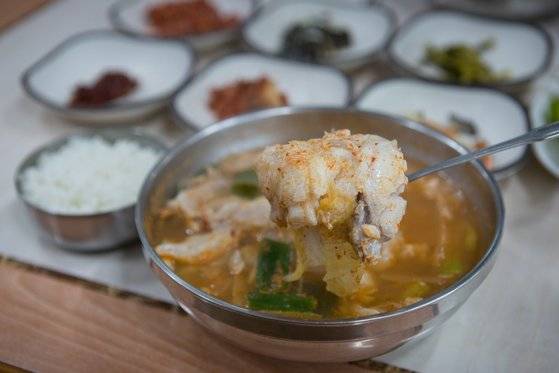 동해 일출곰치국에서 맛 본 전통 강원도식 곰치국. 김치가 들어갔는데도 텁텁하지 않다. 최승표 기자