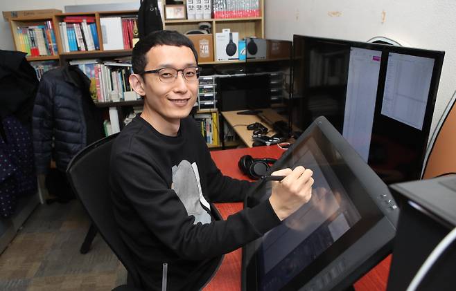 하일권 작가가 웹툰을 그리다가 카메라를 보고 있다. [이승환 기자]