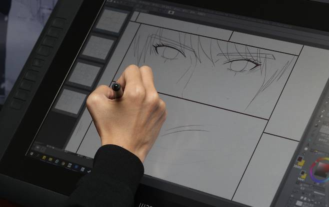 하일권 작가가 만화의 한 장면을 스케치하고 있다. [이승환 기자]