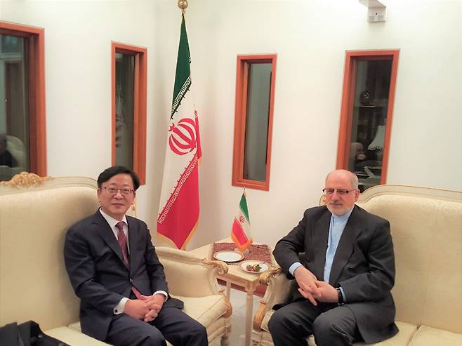 지난해 1월 당시 호세인 자베리 안사리 이란 외무부 차관과 회의 중인 지호준(왼쪽) 주한 이란상공회의소 회장. [주한 이란상공회의소 제공]