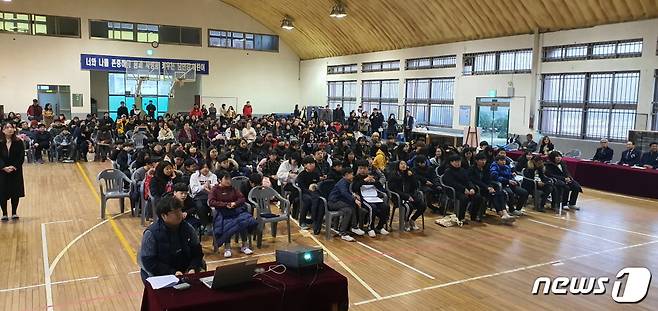 지난 7일 충북 충주시 남한강초등학교 강당에서 50회 졸업식이 열리고 있다.(남한강초 제공).2020.01.10/© 뉴스1