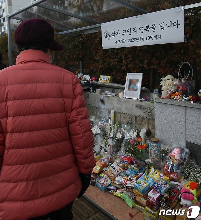 지난해 12월 31일 울산 울주군  한 아파트 앞 인도에서 교통사고로 숨진  두 살배기 남아를 추모하기 위해 시민들의 발길이 이어지고 있다. 뉴스1 © News1 윤일지 기자