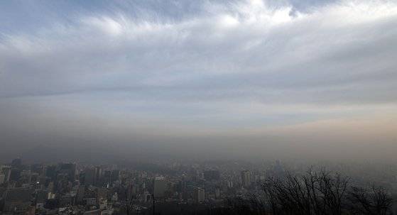 10일 오전 서울 용산구 남산공원에서 바라본 도심의 미세먼지띠 위로 파란 하늘이 보이고 있다. [뉴시스]
