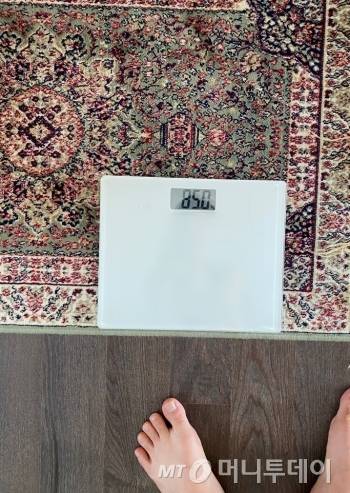 최대한 몸무게를 줄이려 알몸으로 사진을 찍었는데, 체중계에 내 몸이 비춰서 흠칫 놀랐다. 급히 모자이크를 했다. 다이어트 결심 차원에서 오랜만에 몸무게를 쟀다./사진=현실을 외면하고픈 남형도 기자