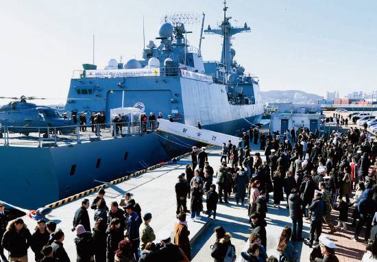 2019년 12월 27일 부산작전기지에서 청해부대 31진 왕건함이 출항하고 있다. [사진 제공 · 해군작전사령부]