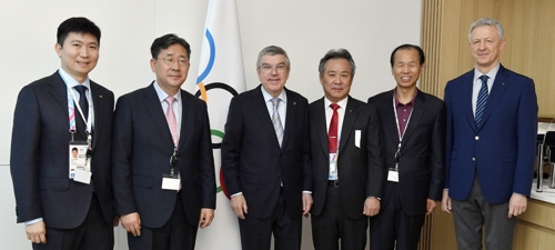 바흐 IOC 위원장과 박양우(왼쪽에서 두 번째) 문체부 장관을 비롯한 한국유치단 [국제올림픽위원회(IOC) 제공]