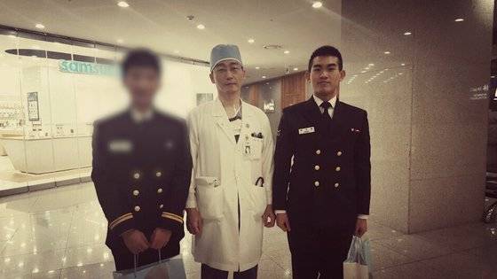 황덕환씨가 해군 시절 아주대 이국종 교수와 찍은 사진. 그는 이 교수를 해군 선배로, 존경심을 가지고 있다고 했다. 이 교수 우측에 짧은 머리를 한 해군이 황씨다.[사진 황덕환]