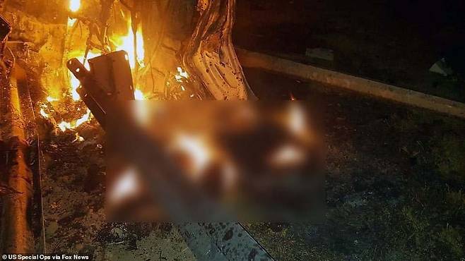 미국 드론 공격 직후 불타고 있는 차량 잔해 옆에 있는 가셈 솔레이마니 이란 쿠드스군 사령관. 흐리게 처리했다. [사진 폭스뉴스 캡처]