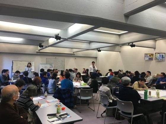 KHJ 전국 히키코모리 가족 연합회 모임에 참석한 사람들. [사진 KHJ전국 히키코모리 가족 연합회 홈페이지]