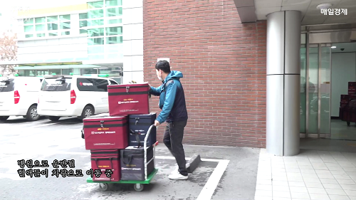 혈액상자를 나르는 적십자사 직원.