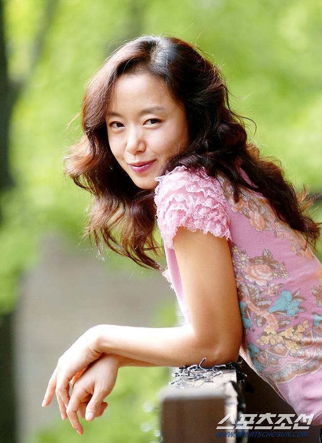 2005년 인터뷰에 앞서 포즈를 취하고 있는 전도연.