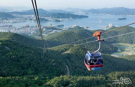 수려한 한려해상공원이 한눈에 내려다 보이는 통영 해상케이블카. [중앙포토]