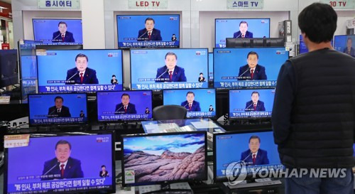 2020년 대통령 신년 기자회견 지켜보는 시민 (서울=연합뉴스) 류영석 기자 = 14일 오전 서울 용산구 전자랜드에 전시된 TV에서 문재인 대통령 신년 기자회견이 생중계되고 있다. ondol@yna.co.kr