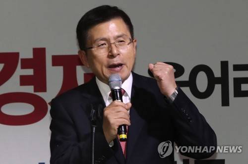 황교안 대표 주먹 불끈 (인천=연합뉴스) 서명곤 기자 = 자유한국당 황교안 대표가 14일 오후 인천 남동구 인천로얄호텔에서 열린 자유한국당 인천시당 신년인사회에서 신년 인사를 하고 있다.  seephoto@yna.co.kr