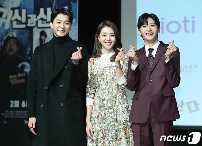 배우 송운섭(왼쪽부터), 베리굿 세형, 배우 홍은기가 15일 오후 서울 강남구 선릉로 일지아트홀에서 열린 웹드라마 ‘귀신과 산다’ 제작발표회에 출연 배우들이 참석해 포즈를 취하고 있다. ‘귀신과 산다’는 어느날 구여은(베리굿 세형 분)이 운영하는 카페에 나타난 귀신가족과 조우하면서 벌어지는 코믹 에피소드를 담은 이야기를 그린다. 2020.1.15/뉴스1 © News1 김진환 기자