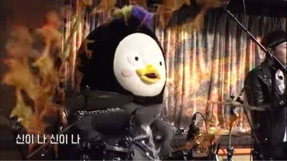 ‘자이언트 펭 TV’ 펭수. 노브레인 콘서트에서 드러머로 활약한 데 이어 앨범 준비 중이다. [사진 EBS]