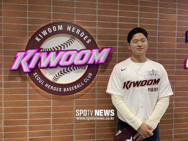 ▲ 지난해 준플레이오프 2차전에서 시구에 나선 박주홍. ⓒ고유라 기자