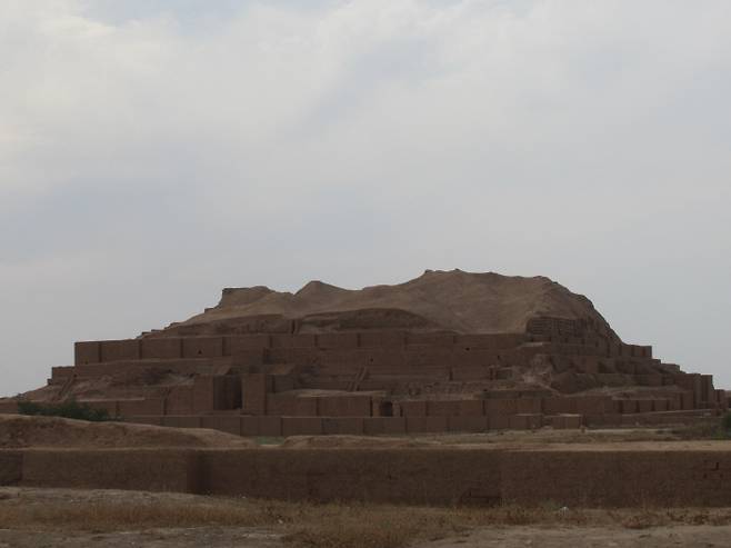 이란 남서부 후제스탄주의 초가잔빌에 있는 지구라트. 티그리스강과 유프라테스강 사이 메소포타미아 문명권에선 기원전 관개농업이 시작되면서 초가잔빌과 인근 ‘우르’와 같은 초창기 도시들이 성장했다. 지구라트는 당시 수메르인들이 계단 모양으로 쌓아올린 거대한 신전이다. 즉 지구라트는 메소포타미아 문명권의 피라미드로 그들 도시의 번영·전성기를 상징한다. 그러나 위세를 떨치던 이들 도시의 문명권은 278년 동안 이어진 가뭄 등 기후 충격으로 급속히 몰락했다.  유네스코 세계유산센터 홈페이지