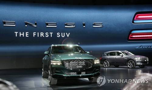 제네시스 첫 SUV 'GV80' 나왔다 (고양=연합뉴스) 김병만 기자 = 15일 경기도 고양시 킨텍스에서 열린 '제네시스 GV80 신차 발표회. GV80는 국내시장에서 벤츠·BMW 등 고급 수입차 브랜드의 대형 SUV와 경쟁하고 세계 최대 자동차 시장인 북미 지역에서도 진출할 예정이다.2020.1.15