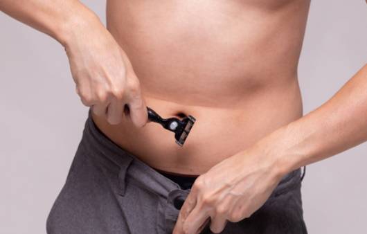 배에 있는 털을 정리하는 사람