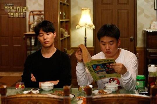 드라마 '응답하라 1988'에서 극 중 류준열(왼쪽)의 형 정봉 역을 맡은 배우 안재홍. 정봉의 엉뚱하고 사랑스러운 캐릭터로 대중에 알려졌지만, 독립영화, 연극 등을 오가며 다양한 이미지 변신을 해왔다. [사진 tvN]