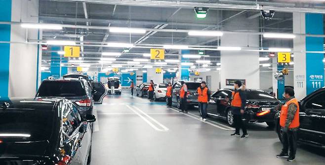 지난 16일 인천공항 제2터미널 지하 1층에서 이뤄지는 주차 대행 서비스. /인천공항공사