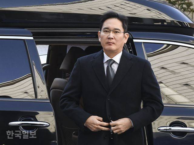이재용 삼성전자 부회장이 17일 국정농단 사건 관련 횡령·뇌물 혐의 파기환송심 4차 공판에 출석하기 위해 서울 서초구 서울고등법원에 들어서고 있다. 이번 공판은 삼성그룹이 9일 법원의 요구에 답해 ‘준법감시위원회’ 구성안을 발표한 후 처음 열린 공판이다. 이한호 기자