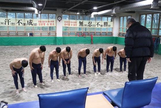 훈련을 마친 증평군천 씨름 선수단이 연승철 감독(오른쪽)과 인사하고 있다. 장진영 기자