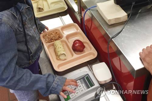 미국 뉴멕시코주 산타페이 지역 공립학교에서 점심 식사를 계산하는 학생 [AP=연합뉴스]