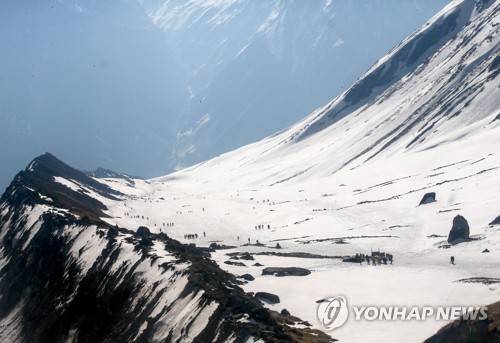 네팔 교육봉사 나선 교사 4명 눈사태로 연락 두절 (서울=연합뉴스) 네팔로 해외 교육봉사활동을 떠났던 한국인 4명이 눈사태로 연락이 두절됐다. 사진은 2017년 네팔 안나푸르나 베이스캠프 모습. 2020.1.18 [EPA=연합뉴스 자료사진] photo@yna.co.kr