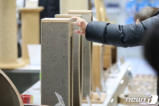 17일 서울 강남구 삼성동 코엑스에서 열린 '2020 케이캣페어'에서 관람객들이 반려묘 관련 용품들을 살펴보고 있다. 2020.1.17/뉴스1 © News1 성동훈 기자