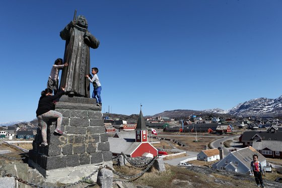 노르웨이 출신의 덴마크 선교사 한스에이일의 동상이 서있는 누크 바닷가 언덕. 최정동 기자