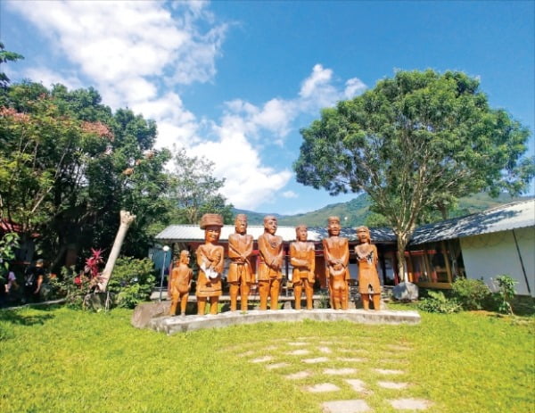 푸농족 원주민 가족을 표현한 푸농부락의 나무 조각상