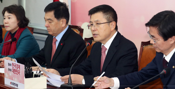 황교안 자유한국당 대표(왼쪽 세번째)가 1월 9일 서울 여의도 국회에서 열린 최고위원회의에서 모두발언을 하고 있다. [뉴스1]