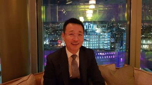 D&D 기업 오프닝·리모델링 전문 김신태 총지배인 (런던=연합뉴스) 박대한 특파원 = 지난해 말 런던 금융 중심가에 문을 연 '포틴 힐스'(14 Hills)는 '모던 브리티시' 식당이다. 이 식당의 김신태 총지배인이 야경을 배경으로 연합뉴스와 인터뷰하는 모습. 2020.1.19 pdhis959@yna.co.kr