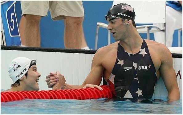 베이징 올림픽 남자 200미터 자유형 경기가 끝난 뒤 반신 수영복을 입은 박태환(왼쪽)이 웃으며 전신 수영복을 입은 마이클 펠프스(오른쪽)에게 축하 인사를 건네는 장면. 한겨레 제공