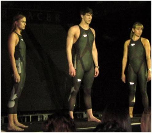 2008년 2월 출시 기념 기자 간담회에서 레이저 레이서를 입고 등장한 미국의 수영 선수 아만다 비어드(왼쪽), 마이클 펠프스(가운데), 나탈리 코플린(오른쪽). 위키미디어 코먼스 제공