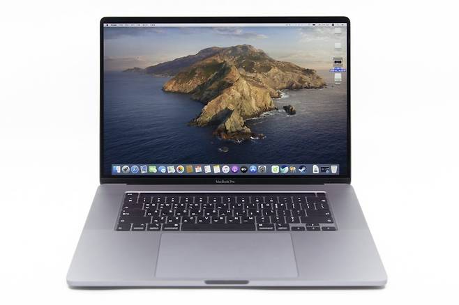 인텔 코어 i9 / i7과 AMD 라데온 프로 5300M/5500M이 적용된다.