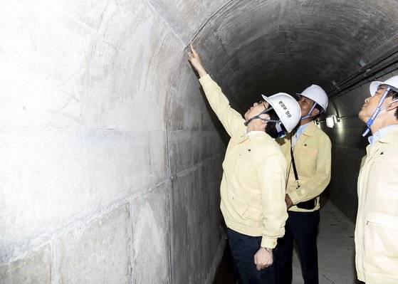 조명래 환경부 장관이 지난해 6월 21일 오전 안전성 논란이 제기된 경북 영주시에 위치한 영주댐 일원을 방문, 수질개선 대책과 시설관리 현황을 점검하고 있다. [환경부 제공=뉴스1]