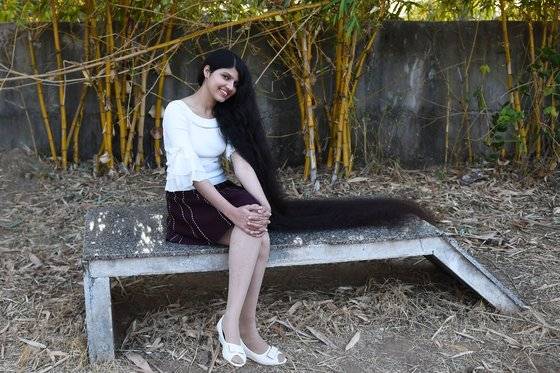 올 해 17세의 인도 소녀 닐란시 파텔 머리카락이 세계에서 젤 긴 머리로 십대 부문 기네스북에 올랐다. [AFP=연합뉴스]