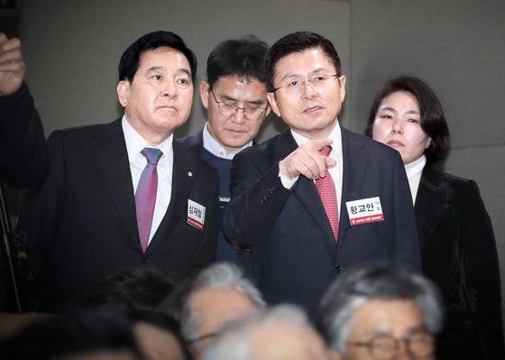 자유한국당 황교안 대표(앞줄 오른쪽)과 심재철 원내대표가 20일 오전 국회 의원회관에서 열린 '자유한국당 경제자문단 출범식'에서 대화하고 있다. 임현동 기자
