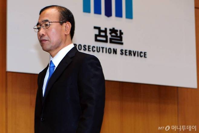한상대 전 검찰총장이 2012년11월30일 오전 서울 서초구 대검찰청 대회의실에서 사퇴 발표를 마치고 퇴장하고 있다. /사진=뉴스1